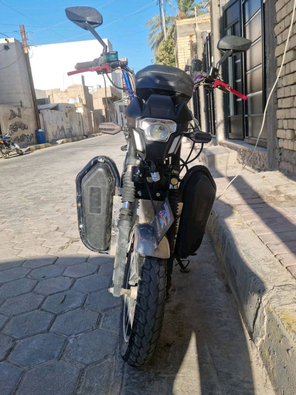 السلام عليكم.
للبيع بايسكل شحن مستعمل بس نظيف، مال اعتماد وحيله بيه.
الأداء والمواصفات: 6 بطاريات قويات وعزمهن صافي. البايسكل جاهز وكلشي شغال بيه (بس اليدّة مبدلة). بي دبلات خلفية وجنط جانبية.  
السعر: 550 ألف وبيه مجال للشراي الصدك، تجي وتفحص بعينك وما نختلف.
المكان: الرمادي.
للتواصل خاص أو اتصال 📞.