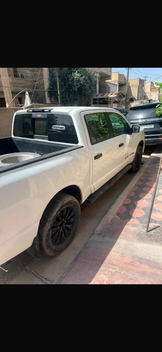 نيسان تيتان 2019 مدنايت ادشين
محرك 8 سلندر فور ويل
داخل جديد 
مابيها نقص السياره
مصبوغه حزام
السعر 175 وبيه مجال
مراوس بجيب رانگلر او نقد 
***********
