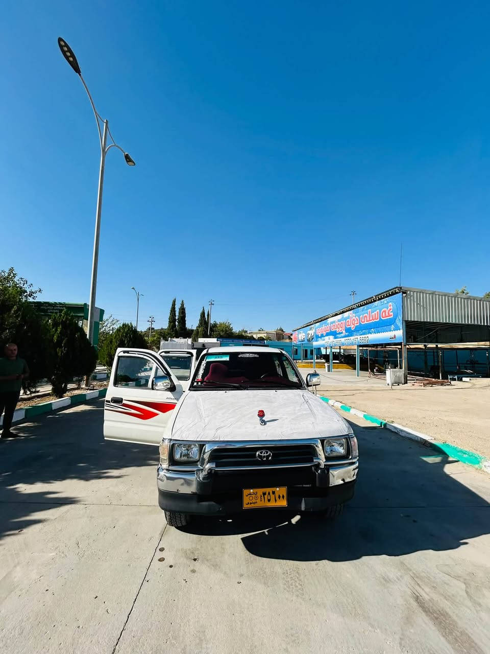 بە ناوی خوای گەورە:پیکاب تۆیۆتا مۆدێل ٢٠٠٠سەیارەکە ئاڕمە تەنها بۆدیەکەی بە بۆیاخ ئەدەم ناو سورە دەبڵ چەکمەجەیە ٤ تایەی تازەیە مەکینە سپیە سەیارەکە ئی ژێر خۆمانە ماڵی دۆستە تەبریدە ٤ جام کارەبایە :سعری٧٥ گەڵاو مەعامەلە (***********)

