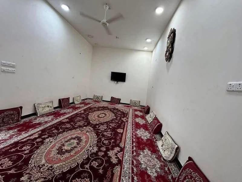 بيت طابو أسهم تحويل بأسم المشتري مساحه 200م
كاع الدبوس مجاور كوت محينه يبعد قليل عن سيطرة ام العباس على الجهه اليمنى قريب جدا للشارع العام 

يبعد عن المدارس 100م ومستشفى قيد الانشاء

السعر 105وبي مجال قليل 

بناء حديث قبل سنتين طابوق كونكريت مسلح رباطات 

يتكون من استقبال وصاله وغرفتين ومطبخ ومجمع صحيات داخليه عدد 2 ومجمع صحيات خارجي ومناور ثنين 

الطابق الثاني يحتوي على صاله 

واتساب *********** علاء بدر

نص مكتوب في الصور:
- علاء بدر للعقار ***********