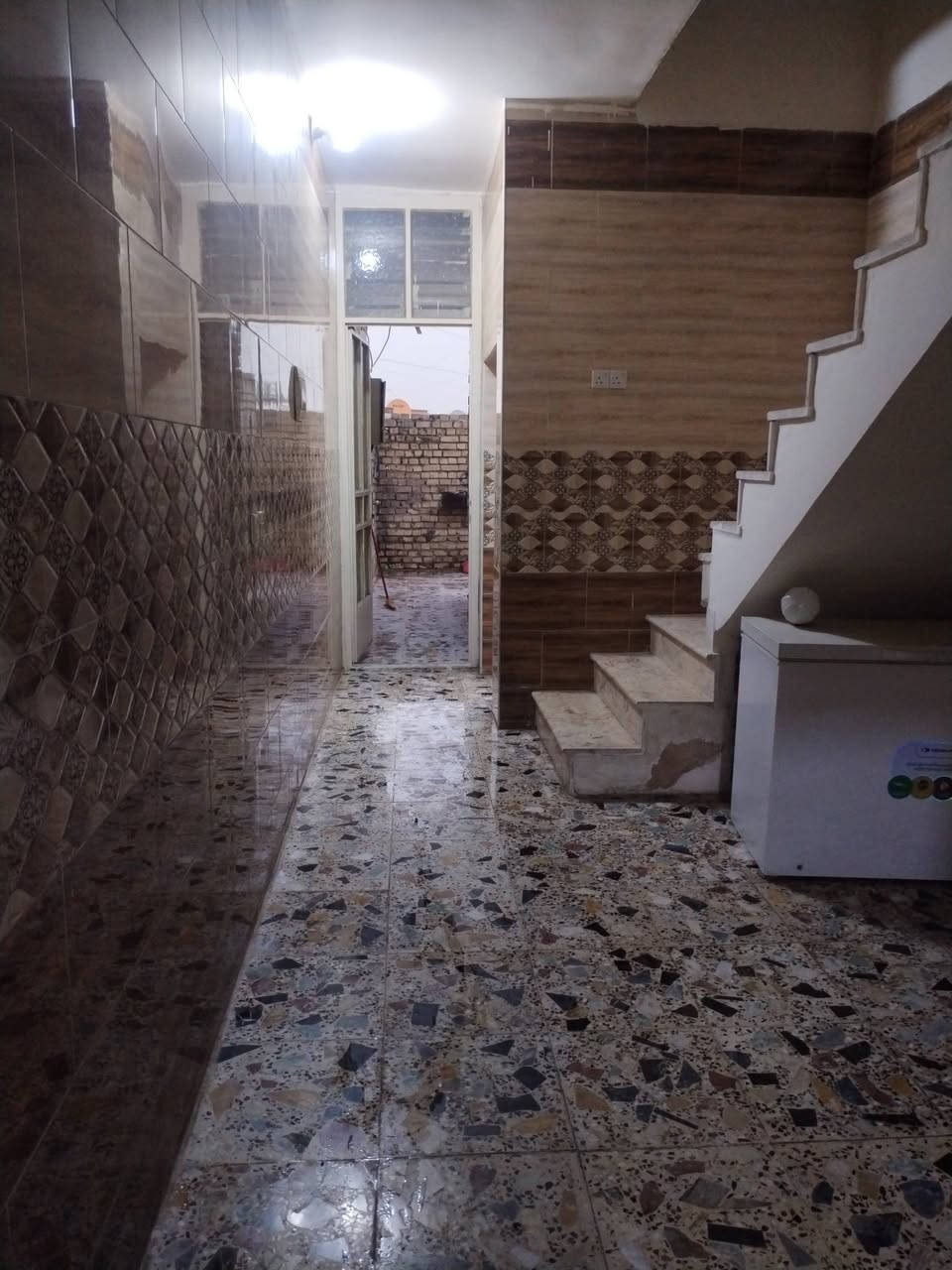 السلام عليكم بيت ١٠٠ متر  للبيع في حي الجهاد الامانه قريب من الشارع تفاصيل البيت طابق واحد غرفه نوم وصاله ومطبخ حار بارد وصحيات ومنور وكراج  بناء البيت ٢٠١٩ البيت نظيف مطبخ سيراميك وارضيه مرمر بناء مسلح عل ايدي  الشراي يدخل خاص او يتصل ***********
