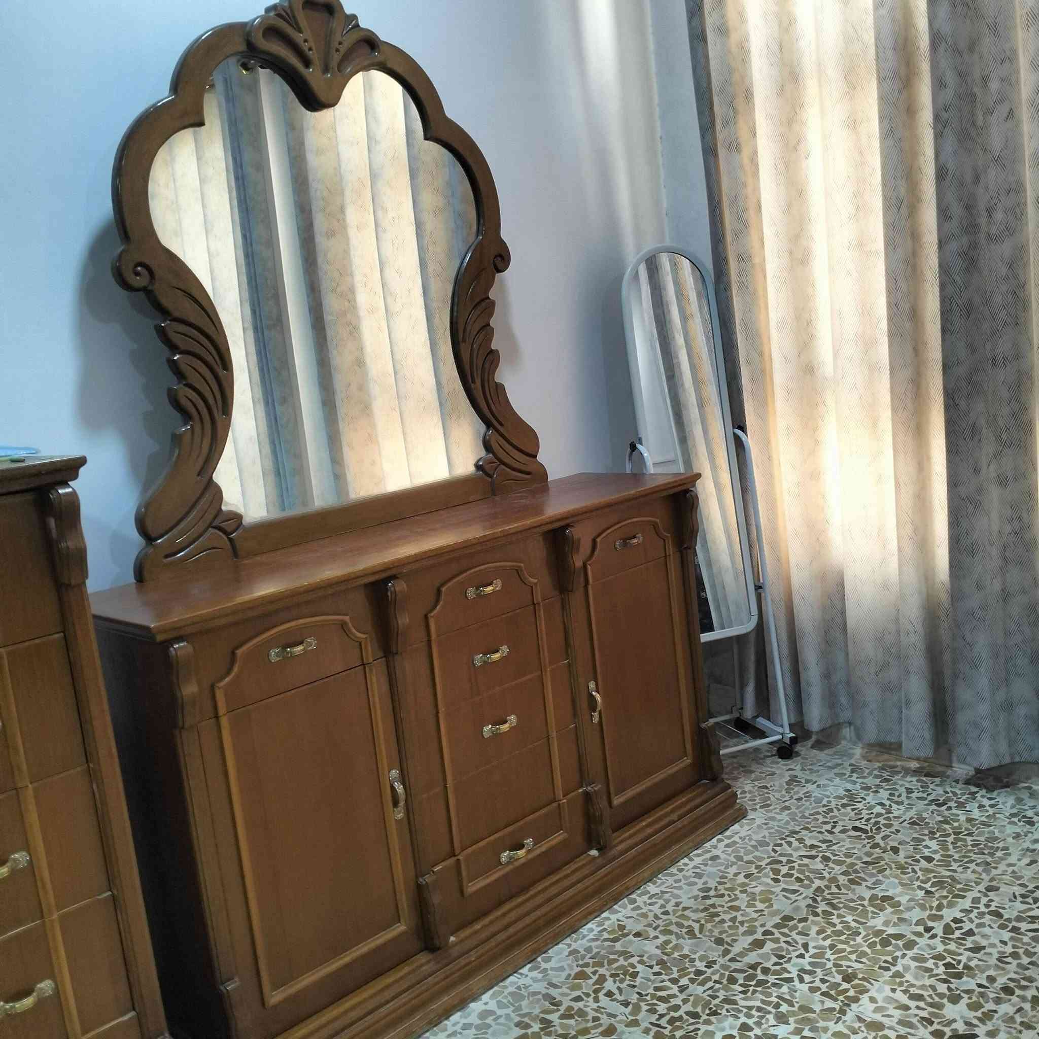 غرفة نوم خشب  نظيفة للبيع خمس قطع 
مع قنصور ملحق 6أبواب
للاستفسار على الواتساب ***********...
