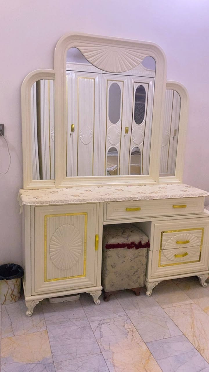 غرفه نوم عراقي نظيفه جداً السعر مليون ونص للاتصال على الرقم ***********
