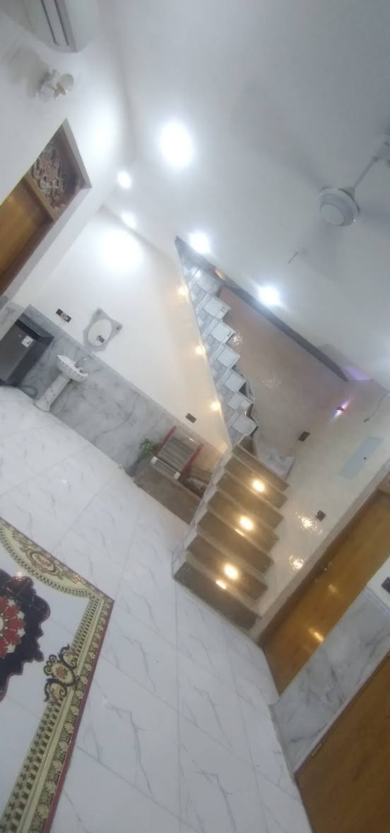 دار للبيع عقد ٢٥ محكمه مساحه 150م  بسعر مناسب🏡🏠
يحتوي عل صاله واسعه جدا💯
استقبال واسع 
مطبخ واسع
سويت كامل (غرفه داخلها صحيات)
بناء طابوك جمهوري 
الأساس +الصقف كونكريت مسلح ⬜🟥
مؤسس لبناء طابق ثاني🧱 
تأسيس كهرباء درجه اولى 💯👍
مؤسسه منضومه كهرباء كامله ⚡
متوفر خط مولد +ماء 
العنوان الكوفه براكيه الثالثه شارع المطار القديم مقابل أسواق الكفيل 
للإستفسار اكثر الاتصال ع رقم ***********
