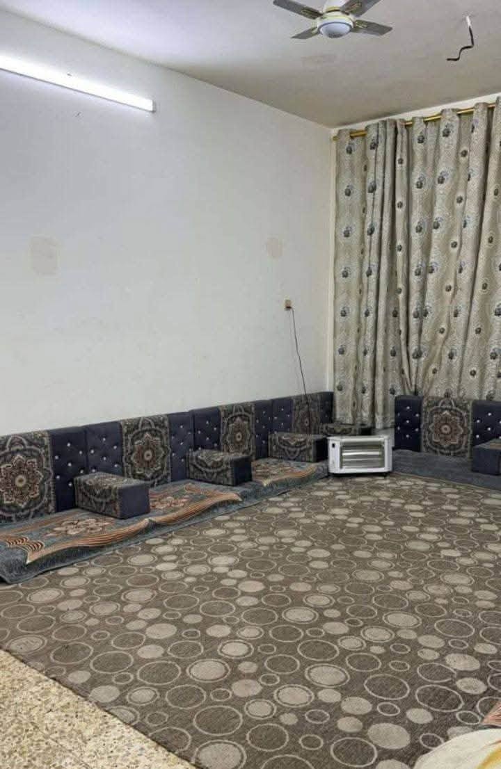 بيت للبيع  120 متر طابقين بسعر 270بي مجال الواجهه 6 والنزال 20 بناء حديث الطابق الارضي 3 حمامات +صالةوحمام سويت+مطبخ+غرفة نوم وحمام سويت+حوش الطابق الثاني 4 غرف نوم+.  بلكونه سطح 
العنوان بغداد الكرخ حي الاعلام شارع البدالة قرب مدرسة العقيده هاتف ☎️ ***********
