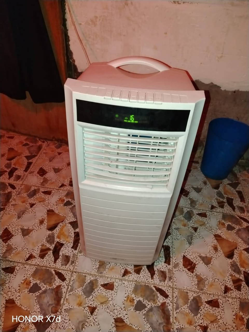 سبلت متحرك (مكيف هواء) ماركة Clatronic ألمانية – بحالة الجديد
التفاصيل:
​الماركة: Clatronic (ألماني الأصلي).
​الحالة: مستعمل 3 أيام فقط (جديد كارتون ونظيف جداً 100%).
​حجم التبريد: 7000 BTU (نصف طن تقريباً)، ممتاز جداً للغرف، الصوالين، أو المكاتب.
​الغاز: غاز رر R410A حديث واقتصادي جداً باستهلاك الطاقة (تصنيف طاقة فئة A).
​المميزات:
​اقتصادية عالية بالكهرباء وتعمل بامتياز على الوطني والمولدة.
​تصميم مدمج مزود بعجلات لسهولة النقل بين الغرف.
​لا يحتاج تكسير أو تثبيت على الحائط، فقط توصيل الخرطوم الخلفي وتشغيله مباشرة.
​السعر: ٣٠٠ ألف دينار (قابل للتفاوض البسيط)
المكان: [حله . مركز]
للتواصل: [***********]

