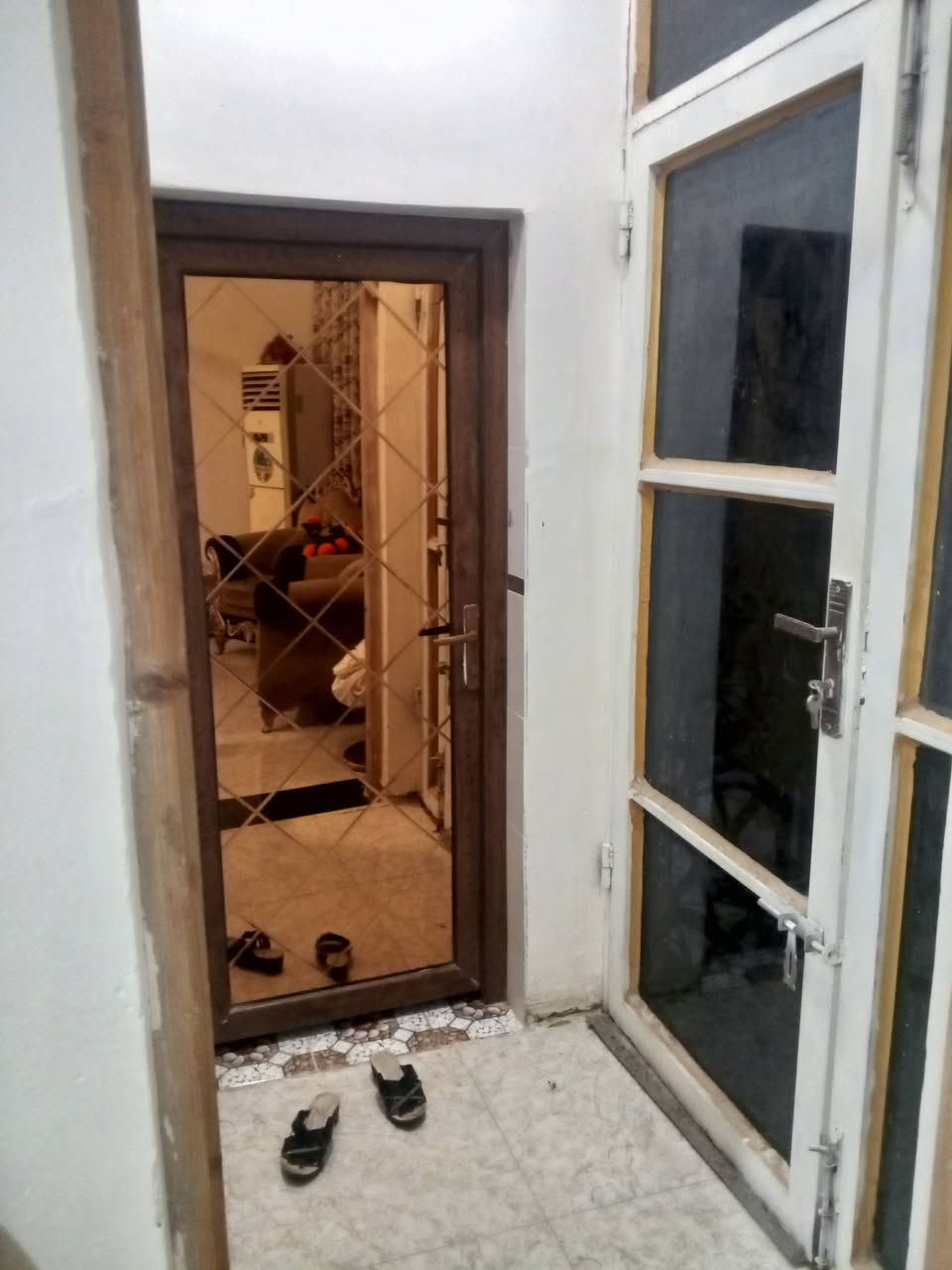 السلام عليكم للبيع بيت بالموقع العسكري مساحة 200 م على ساحة بالبناء بالالفين طابقين الطابق الاول غرفتين وصاله ومطبخ واستقبال ودرج دائري للطابق الثاني وصحيات والطابق الثاني هيكل مسقف غرفتين وصاله وصحيات السطح الثاني بيتونه وستاره السعر 135وبي مجال رقم موبايل ***********
