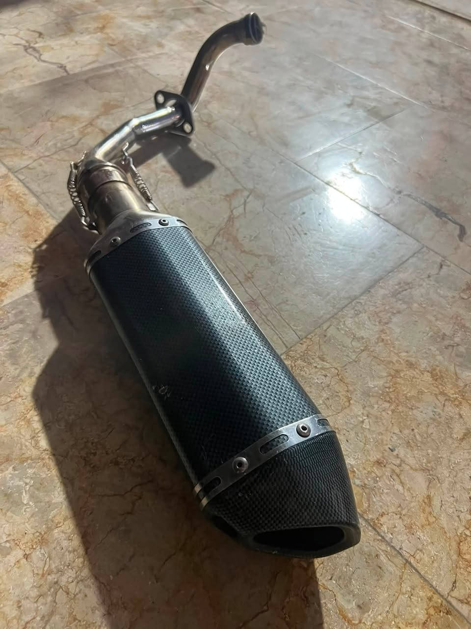 سلام عليكم عندي صالنصه توبو كاربون فايبر مستعمله يوم واحد نضيف ***********
