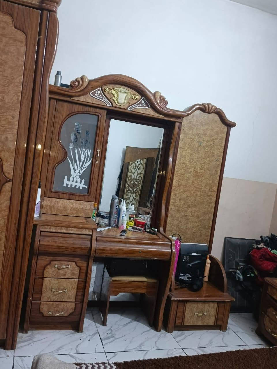 السلام عليكم عندي غرفه ست بيبان  تفصال  نضيفه حيل  داخل وخارج نظيفه السعر 800 الف بي مجال بسيط الرقم *********** بغداد حي التراث شارع المصرف
