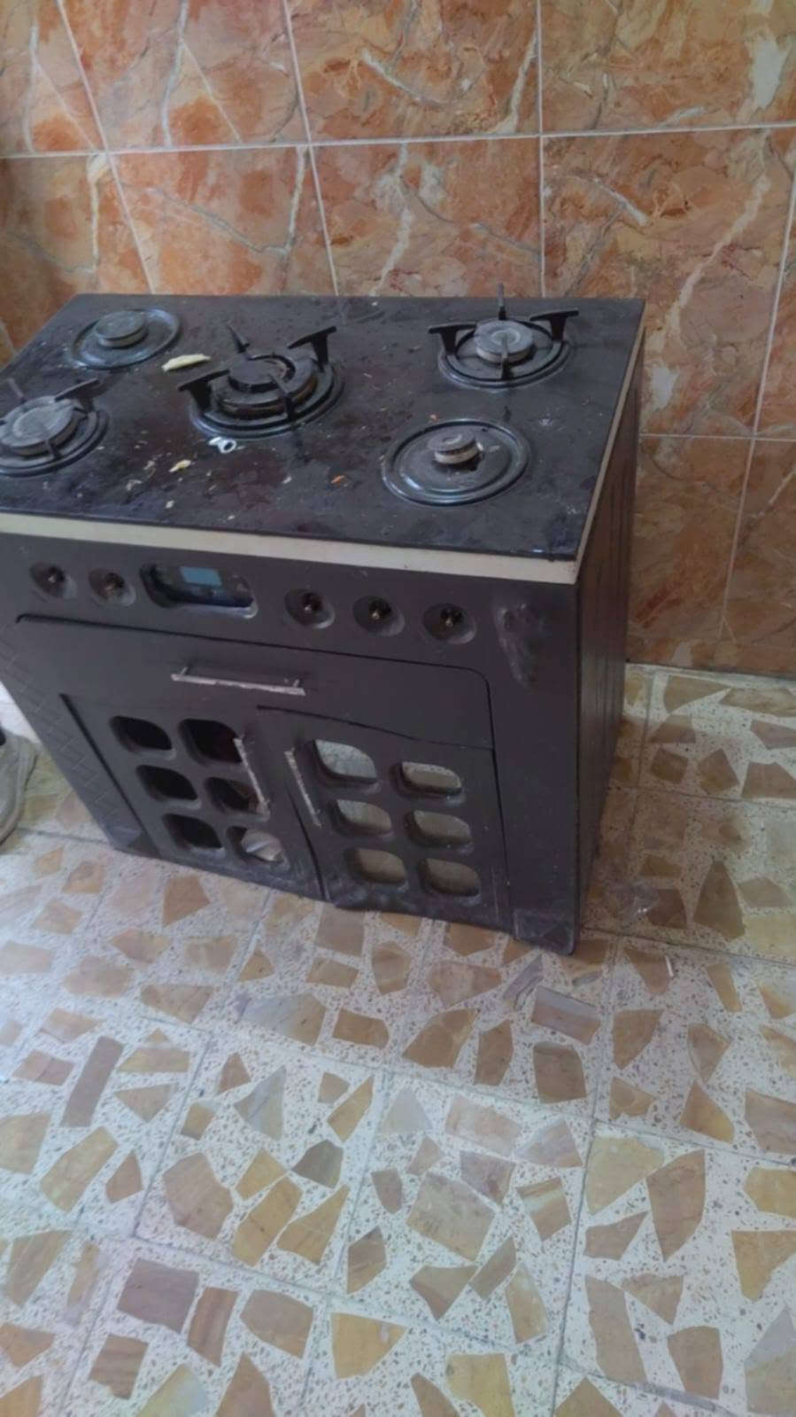 غراض للبيع  طباخ كاونتر وملحق ميز شاشه نص تخم  مرجوحه مكان كريعات كلهن ٢٥٠ الي يريدهم يتصل *********** مكلفه بلنشر
