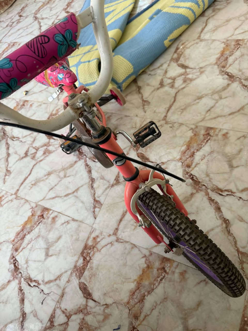 بايسكل بناتي للبيع نظيف ويشتغل جديد ب٢٥ 
مكان الديوانيه الاتصال ع الرقم ***********
