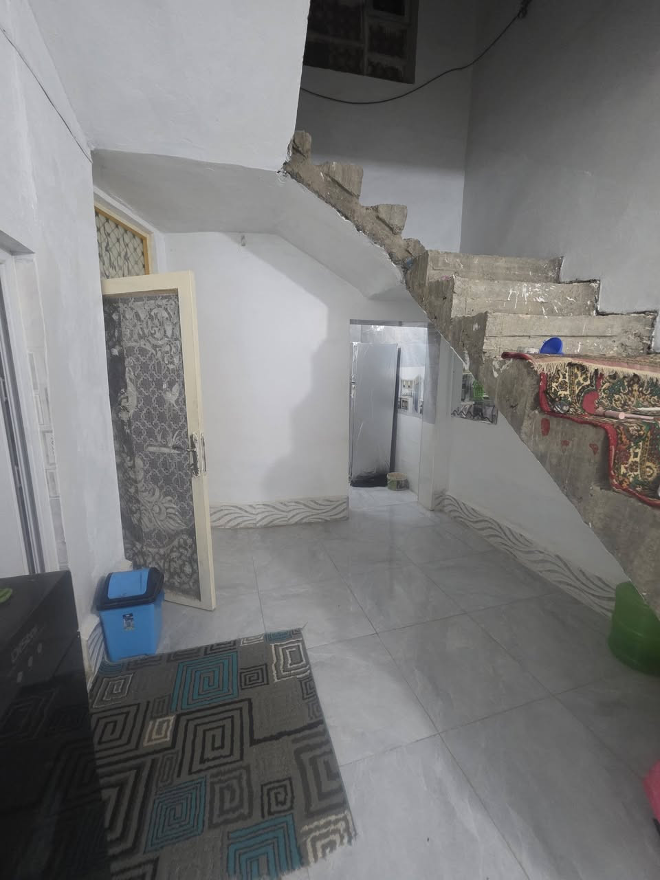 دارٌ تليق بصاحب الدخل المحدود… حلمٌ بسيط، لكنه يعني الأمان والاستقرار لعائلة كاملة. 🏠❤️
#للــــــــــــــــبيع منــــــــــــــزل مــــــــــــــــساحة١٠٠مــــتر 
 طـــــابو مــــلك صرف 
تفاصيـــــــــــل الدار
غرفة نوم 
صالة كبيره 
مطبخ 
بيتونة كبيره 
مع مجموعة صحيات 
خدمات ١٠٠%
العنوان الدار صلاح الدين قضاء بلد حي العباس  خلف دار الاستاذ محمد كريم 
*********** واتساب
أو مراجعة مكتب التميمي للعقار العنوان صلاح الدين قضاء بلد شارع سيد محمد ع قرب مجمع البركات
