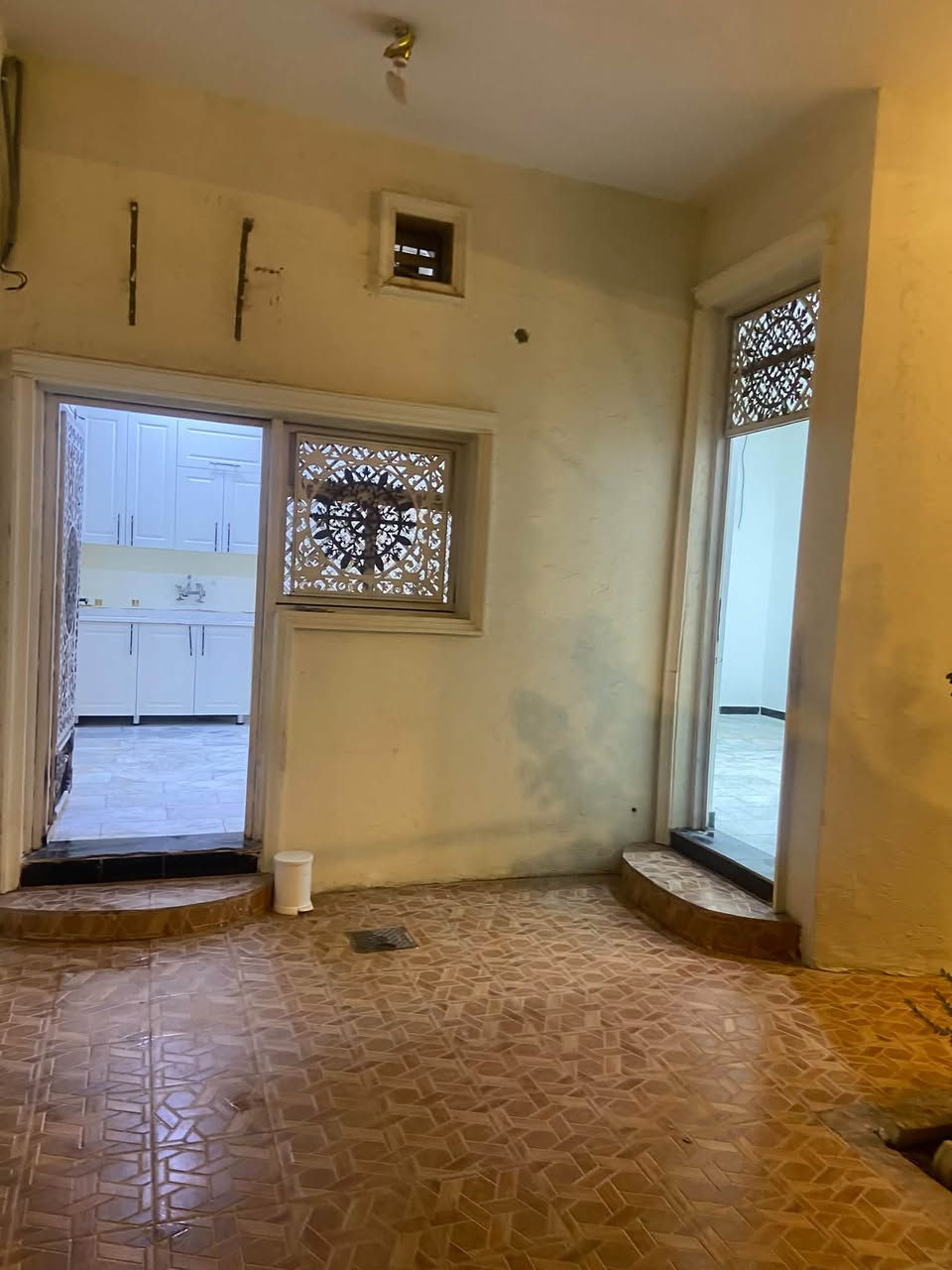 بيت طابق واحد للايجار في الطويسه قرب تقاطع الطويسه بموقع مميز جدا
يحتوي البيت الى استقبال وصاله صغيره وغرفتين منام اضافه الى مطبخ مجهز بكاونتر  وكراج وحديقه صغير صحيات داخليه وخارجيه
سعر الايجار 850قفل

للاستفسار ***********
