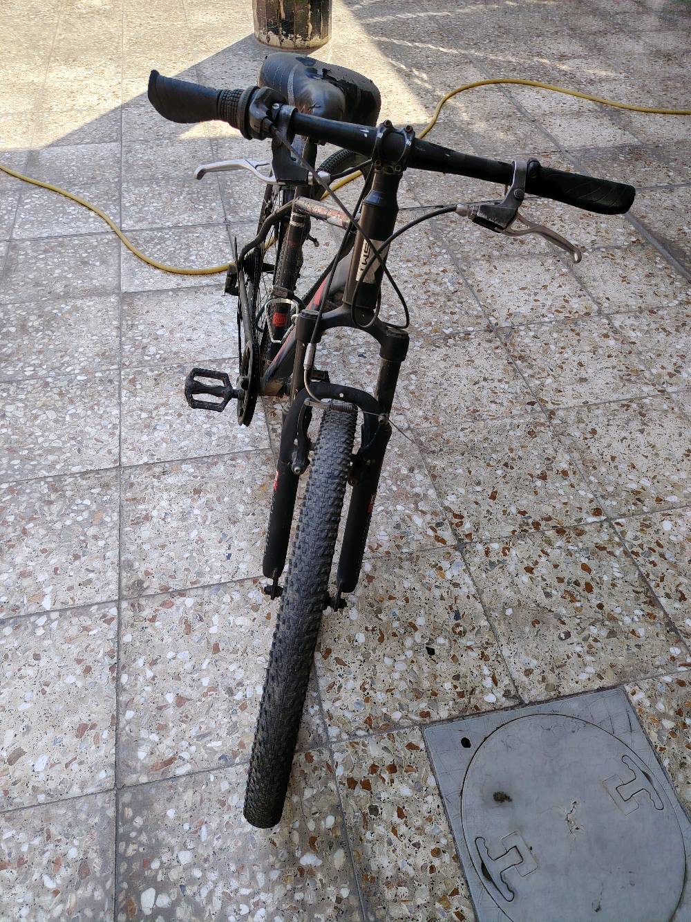 بايسكل للبيع 
البايسكل جديد وكلشي ما بي بس يحتاجله جوب خلفي 
وحجم :  28 
ياباني كنت 
بركات شغاله 
دبلات شغاله 
 
عنواني: بغداد الأمين 
الرقم : ***********
شنو الماركة/الموديل بالضبط إذا تعرفه؟ وهل عليه رقم أو اسم واضح بالإطار؟: 
ياباني كنت 
البايسكل كم عمره تقريباً، واستخدمته لفترة لو شبه جديد من تخزين؟: 
تقريبان سنه
جوب الخلفي تقصد يحتاج تصليح بسيط لو تبديل قطعة؟ وإذا بيه أي نواقص ثانية مثل السلسلة أو الجلات؟: 
تبديل
السعر النهائي شكد؟ وهل بيه مجال للنقاش؟: 
 200000الف وبي مجال