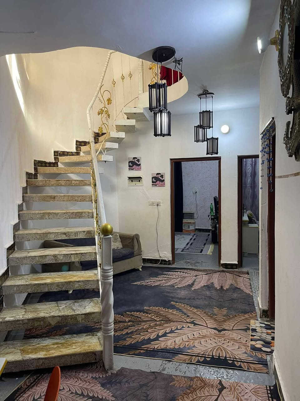 سلام عليكم بيت 185متر استقبال غرف نوم 2وصاله ومطبخ وحمام 2 مناور 2 ترك على طول الغرف حوش كبير المنطقة مكصوصه خالين سبيس باقي تبليط هاي الايام مجاري ماي كهرباء كامل المنطقة سكلات شارع 11اول فرع سعر80 بي مجال ***********واتساب البيت بي مجر حالين
