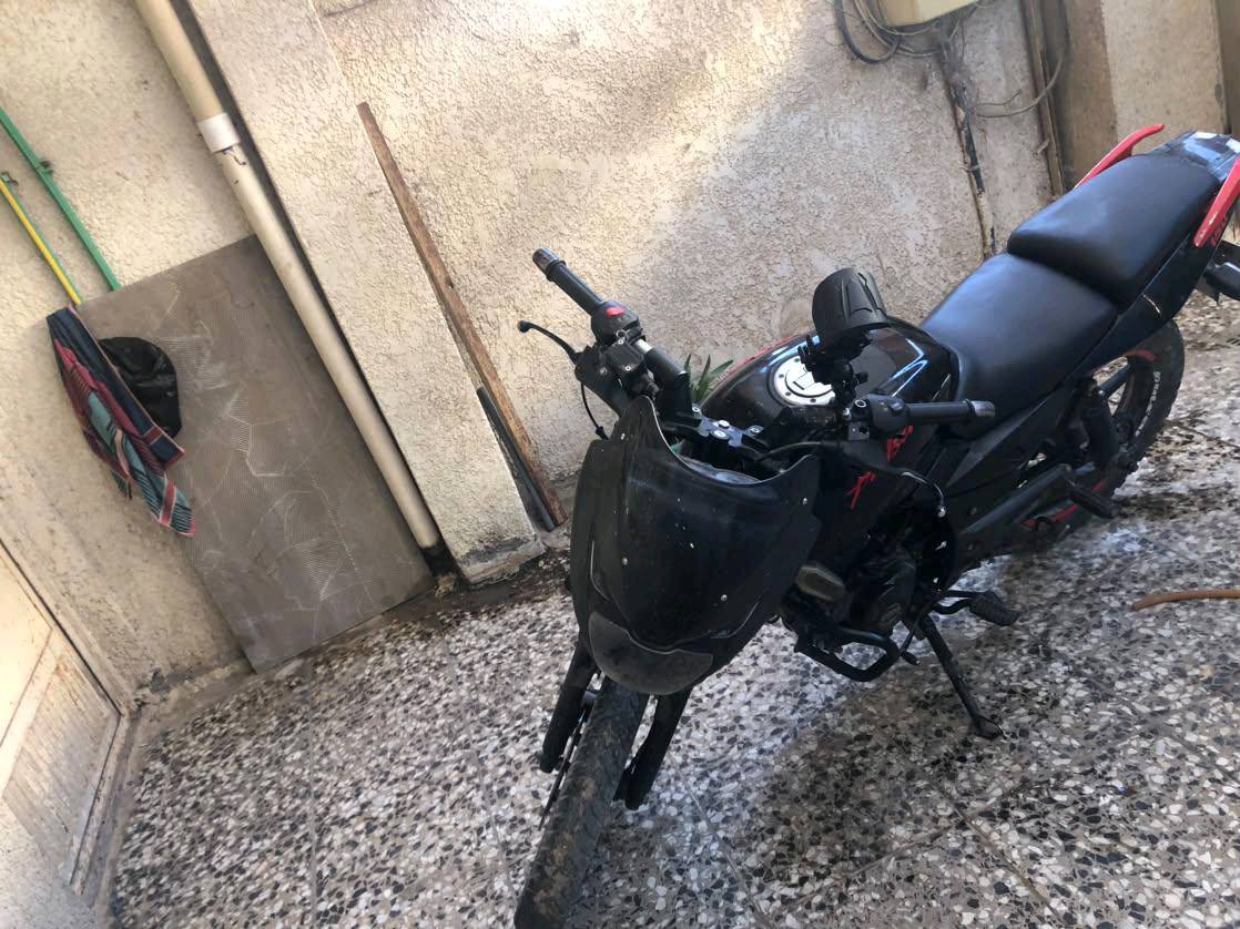 السلام عليكم 
دراجه بولسر 150
مكينه مجفته نضيفه كهربائيات نضيفه دراجه ناقصها كلجات و سلف فقط رايدها ب 1600 و بيها مجال و هذا رقمي  ***********3
مرقمه بغداد انكليزي باسم راعيها و راعيها اعرفه و يريد يحول الدراجه تأخذها كبل تسوي عقد مروري ويا وراها تحول