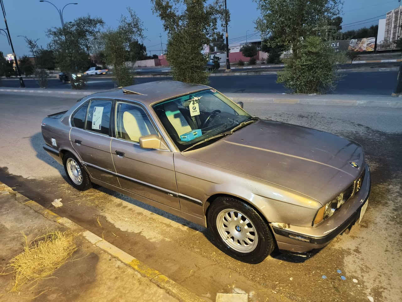 سلام عليكم بي ام حجم 520 سياره جاهزه مكفوله من الطخه بي بدايه بخار سياره جاهزه موديل 1990 شرط التحويل تخم تاير جديد تخم ويل جديد وترهم مراوس تكسي السعر 35 الشراي يتصل***********
