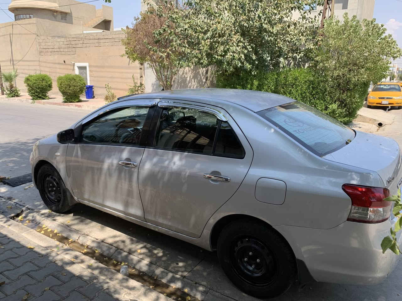 سلاموعلیکم 
سیارە یارس مۆدیل 2009
لیدراوی نیە بەس بۆیاغ هردوو دەرگای سکن بەس خواری
مەکینە گەورەیە تەبریت شغال ده بل گیچ کۆبۆن بەنزینی هه یە سیارەکە بێ عەیبه تای تازە تاخم پیش 
هه موو گیانی شریکەیە 
ژمارە ***********\***********
