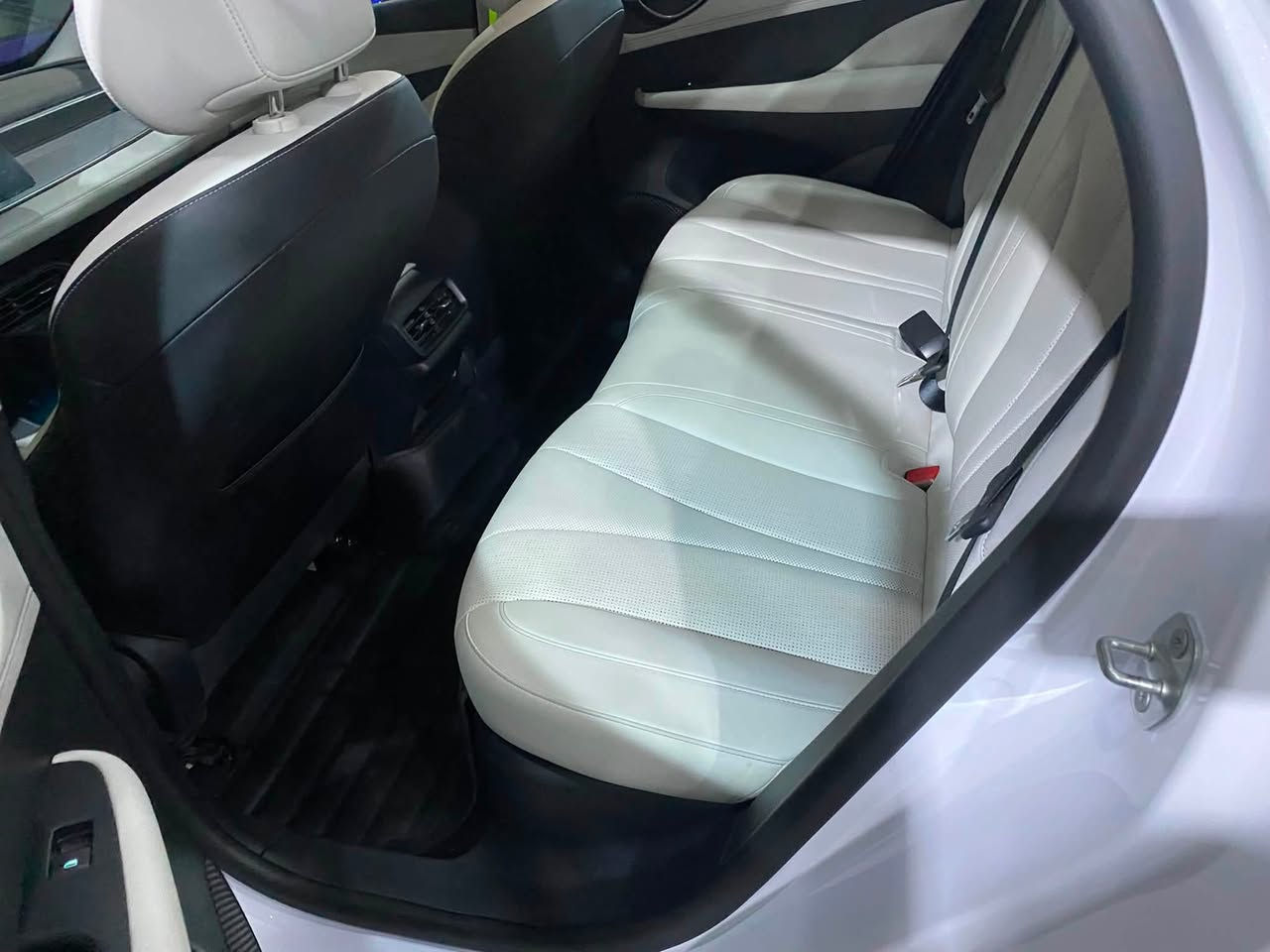 البيع BYD.  SEEL5
2025جديده ماشيه 7الف .

(بصمه+كارت دخول وتشغيل،اضائه Led,دخول ذكي،كامره خلفيه،حساسات خلفيه،داخل ابيضّ،قطعتين تبريد،منافذ TPC،شاشه جبيره +تحديث يوتيوب،شحن لاسلكي،كشنات جلد،ثلاث وضعيات قيادة )  

سعره 20500 

هذه رقم واتساب فقط *********** 

هذه اتصل ***********
مكان بغداد حي العامل
