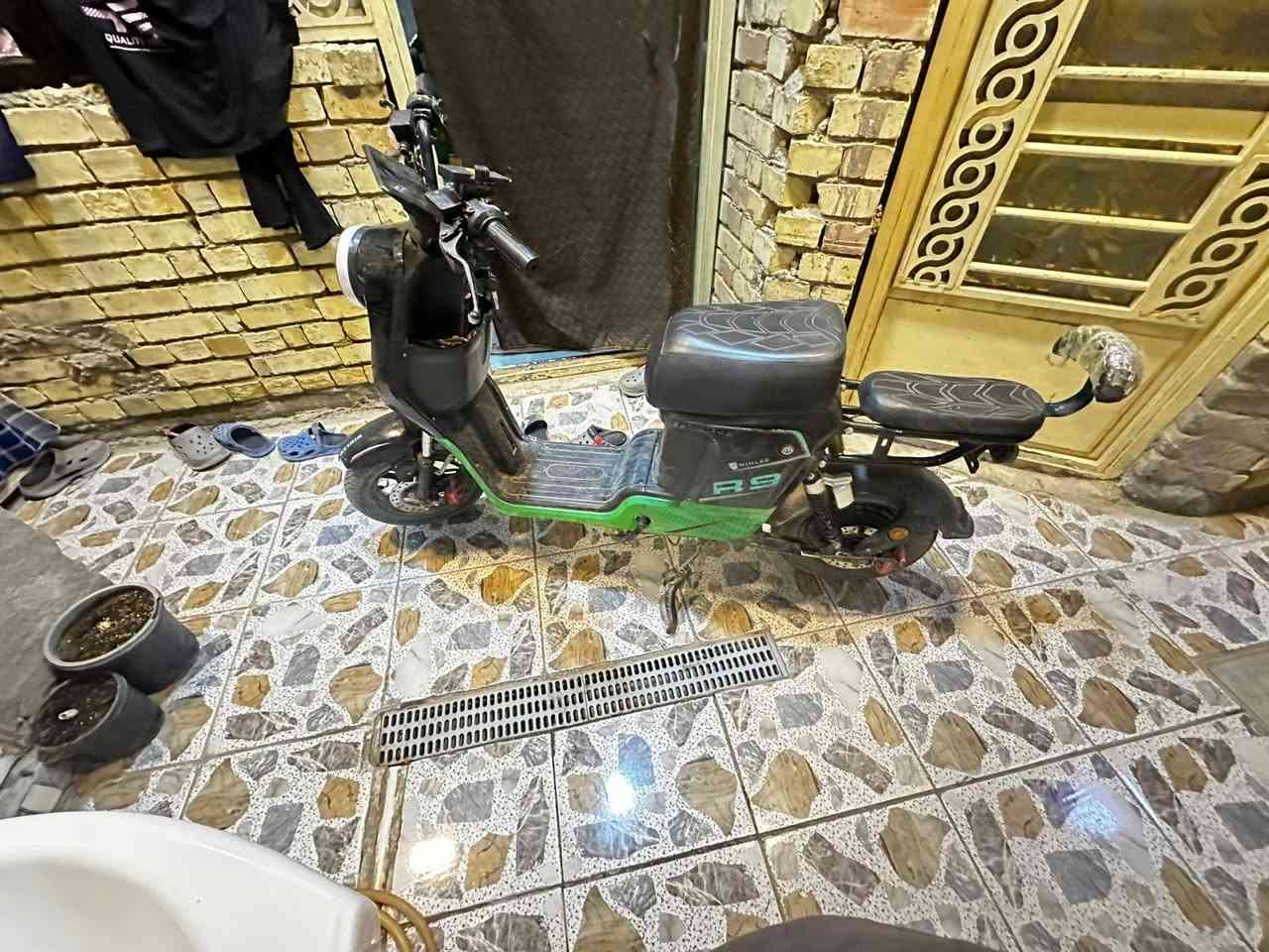 سلام عليكم اخوان عندي دراجه شحن R9 للبيع كلش ما ناقصه بطاريات كلنهن يقرن 12 فولتيه بس وحد ١١ يعني بعدهن بلاد تمشي خير من الله  كلش شغال خير من الله وكو بيه فيشه احتياط اذا خلصت شحن  بيه بصمه ونذار سرقه قفل ستيرن نظام  البك R هورن اشياير جدد تجوه الي وره الراكب  مبدله  البريكات شغلات  السعر ٢٨٠.قفل وعلي ماكو هيج سعر ودراجه بطاريات جدد  مكان بغداد بلديات تقاطع الكهرباء
الرقم *********** للفضل متواجد ماسنجر أكثر شي
