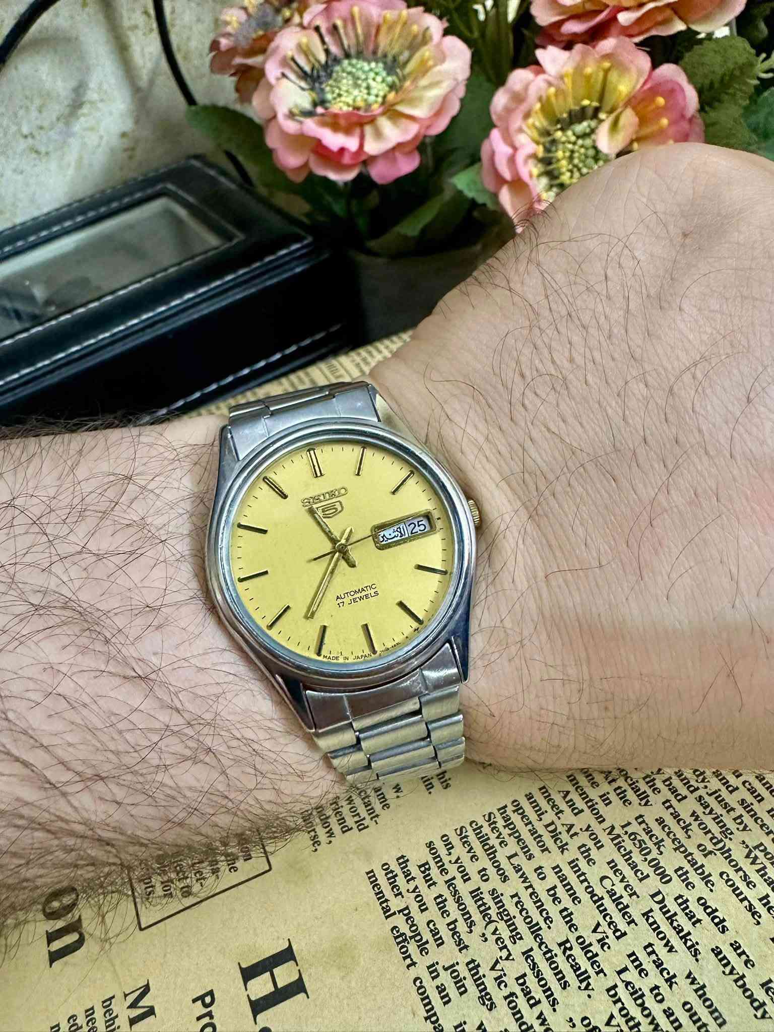السلام عليكم
تحية طيبة للجميع …

للبيع ساعة SEIKO 5 ياباني الصنع انتاج االسبعينات انتاج قديم الساعة اخت الجديدة  
الاستفسار والتواصل 
واتساب ***********

