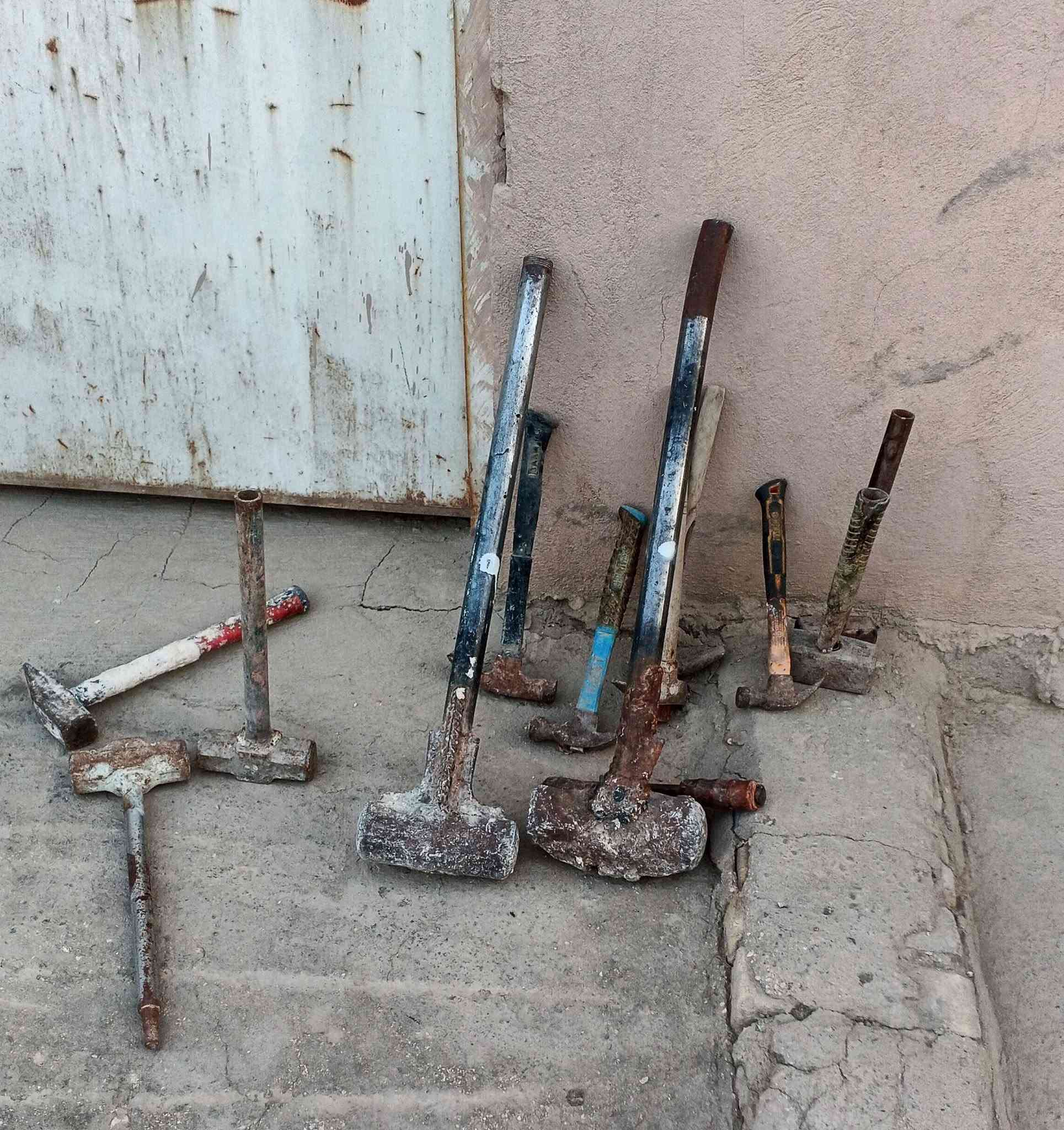 يالله السلام عليكم تعلن انشائيه بركه ام البنين ع عن توفير جميع المواد البناء للتأجير تشمل كل شيئ مثل ما موضح با صور ساعات العمل من الساعه الخامسه صباحآ إلى الساعه الثنعش ونص ضهرآ ومن الثالثه عصرآ الى السادسه مساء العنوان قضاء المناذره خلف حرس الحدود رقم الهاتف ***********
