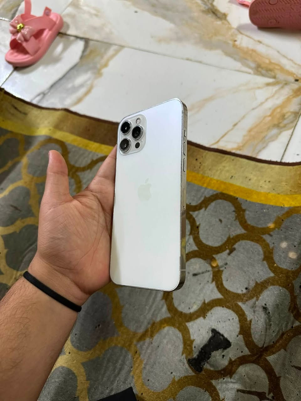 للبيع او مراوس - ايفون 12 Pro Max
*الذاكرة*: 128GB
*البطارية*: 100% مستبدلة تفصيخ شرط
*اللون*: الابيض
*النسخة*: شرق اوسط ماستر
*الشغال*: اتصال ✔️ سيم كرت ✔️ فيس ايدي ✔️ كامرات ✔️ واي فاي ✔️
*العطل*: الفلاش ✖️
*الشاشة*: بيها 3 خيارات مال تفصيخ - فطر ناعم كلش ميبين
*الباقي*: مكفول تجي تفحص لحد ما تمل
*السعر*: 275 ألف وبي مجال
*المكان*: بغداد - مدينة الصدر
*توصيل*: ماكو
*للتواصل*: ***********
*ملاحظة*: شعندك مراوس نزل
