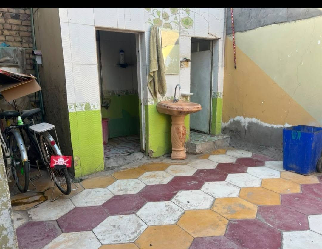 بيت للبيع طابو صرف حر مداور ثاني يوم مساحة البيت ٢٢٠ متر يتكون البيت من اربع ( ٤ ) غرف نوم ومطبخ وصاله وبراني وصحيات داخليه وخارجيه وكراج سياره البيت بناء قديم بس نضيف وعالي عن الشارع وجاهز للسكن متوفر كافة الخدمات تبليط مجاري انترنيت ضوئي العنوان قطاع عشره قريب على مدرسة احمد الوائلي سعر البيت ( ١٠٠ ) مليون وبي مجال للأستفسار على هذه الرقم  ***********
