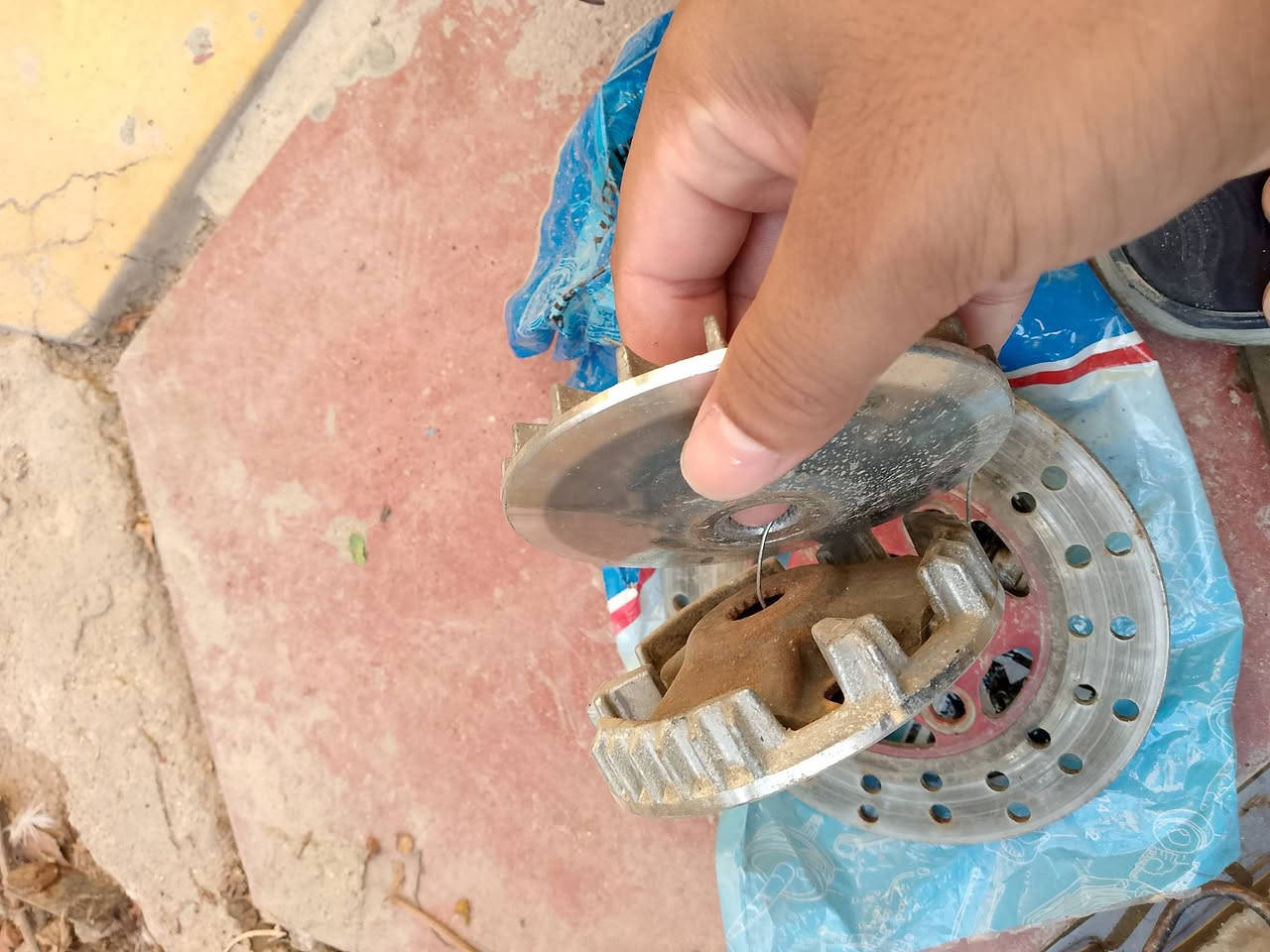 سلام عليكم كزوز اف ام الاصلي ب 20 وبوشه 50 بلاد لا مشخطه ولا شي ب 20 والكلجات ب 10 اواحد قفل والصنيه ب 10 والستانه ب 5 مكاني ناصريه مركز رقمي ***********
