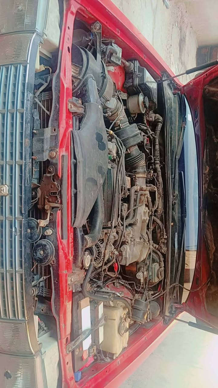 السلام عليكم هارتوب للبيع موديل ٩٠ سياره خير من الله تبريد ومكينه بلاديه كير خير من الله داخل جديد كشنات بيهه طخه بسيطه بل جاملغ الايمن الخلفي كلش بصيطه  سياره رقمهه بغداد بسمي مكاني بغداد جسرديالى ***********  السعر ٦٠ وبيه مجال
