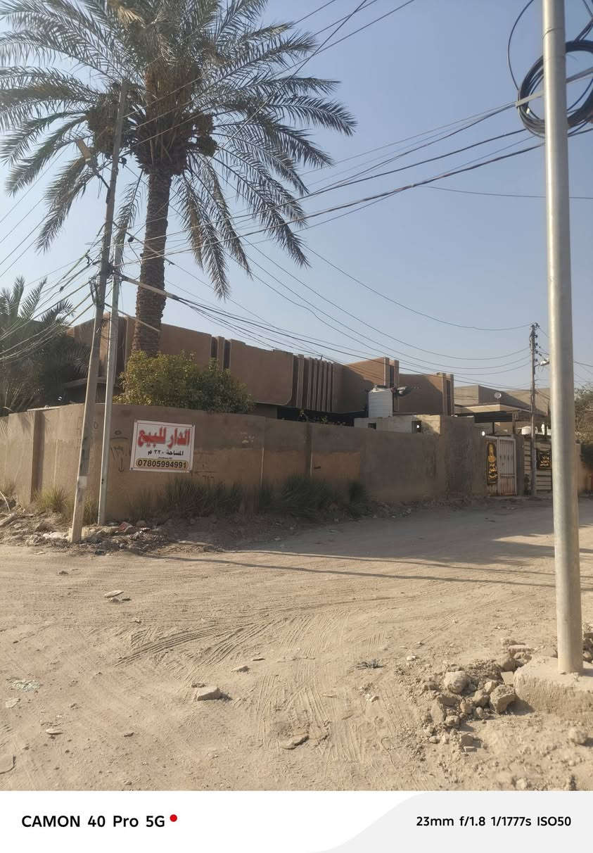 دار للبيع المكان حله حي العسكري موقع تجاري مساحه البيت 320 متر مربع يحتوي على 3غرف نوم وغرفه فوك بل بيتون جبيره وصاله ومطبخ وهول وحمامات داخليه خارجيه كلدور كراج يتسع سيارتين حديقه كبيره وبيهه 3انواع من النخل البيت جبير كلش بناء قديم للاستفسار اتصل على الرقم ***********
