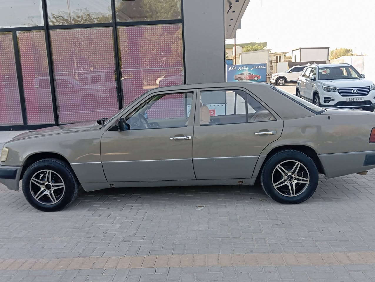 سلاو هاوڕییان فرۆشتنی خێرااا ئەم سەیارە بۆفرۆشتن مودیل 1986 گێر و مەکینە بەشەرتی 1000فیتەر بێ بۆیاخ بۆیاخ بیلادیە سەنەوی لە 2019 بەسەر چووە بەناوی خۆمانەوەیە خاوەنەکەی موجدە چوار تایەی لوک لوک لەسەریەتی سەیارەکە هەتا پیژی جوانە یەک نوقسانی نیە لەگیانە مەکینە 300 بۆزانیاری تر پویەندی بکە لەخزمەتام بۆ سعرکەی 44مەجاڵ @إشارة 
ژ.م ***********
شوین کەلار
