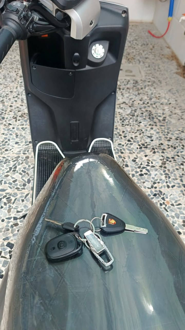 السلام عليكم
للبيع دراجة كهربائية موديل 318 
🔋 6 بطاريات
⚡ نظام 72V
ملف 2000 واط
🏁 4 سرعات 
سرعة 90 كم/س
المسافة 60-70 كم بالشحنة الواحدة 
حجم تايرات 10×300
🛑بريك دسكات امامي+خلفي 
🔐تشغيل بصمة عن بعد+سويج 
نظام سرقة + نظام رجوع للخلفR
💡 إنارة وإشارات كاملة كهربائيات كلها شغالة 
🔌 شاحنة اصلية شركة 
✅ جاهزة للاستخدام وما تحتاج شي
📍 المكان: الموصل-ايسر 
💰 السعر: [600 الف]
📞 للاستفسار: [***********]
