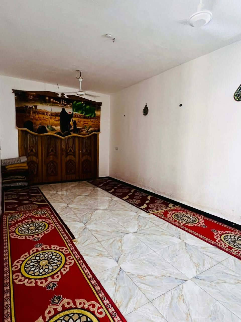 السلام عليكم 
دار للبيع ،،
المساحه 200 متر
بالانتفاضه الثالثه
خلف الشارع التجاري
يحتوي علئ 4 غرف نوم 
و2 صاله واستقبال كبير
ومجمع صحيات عدد3
وكراج كبير 
بناء حديث
طابق ونص
