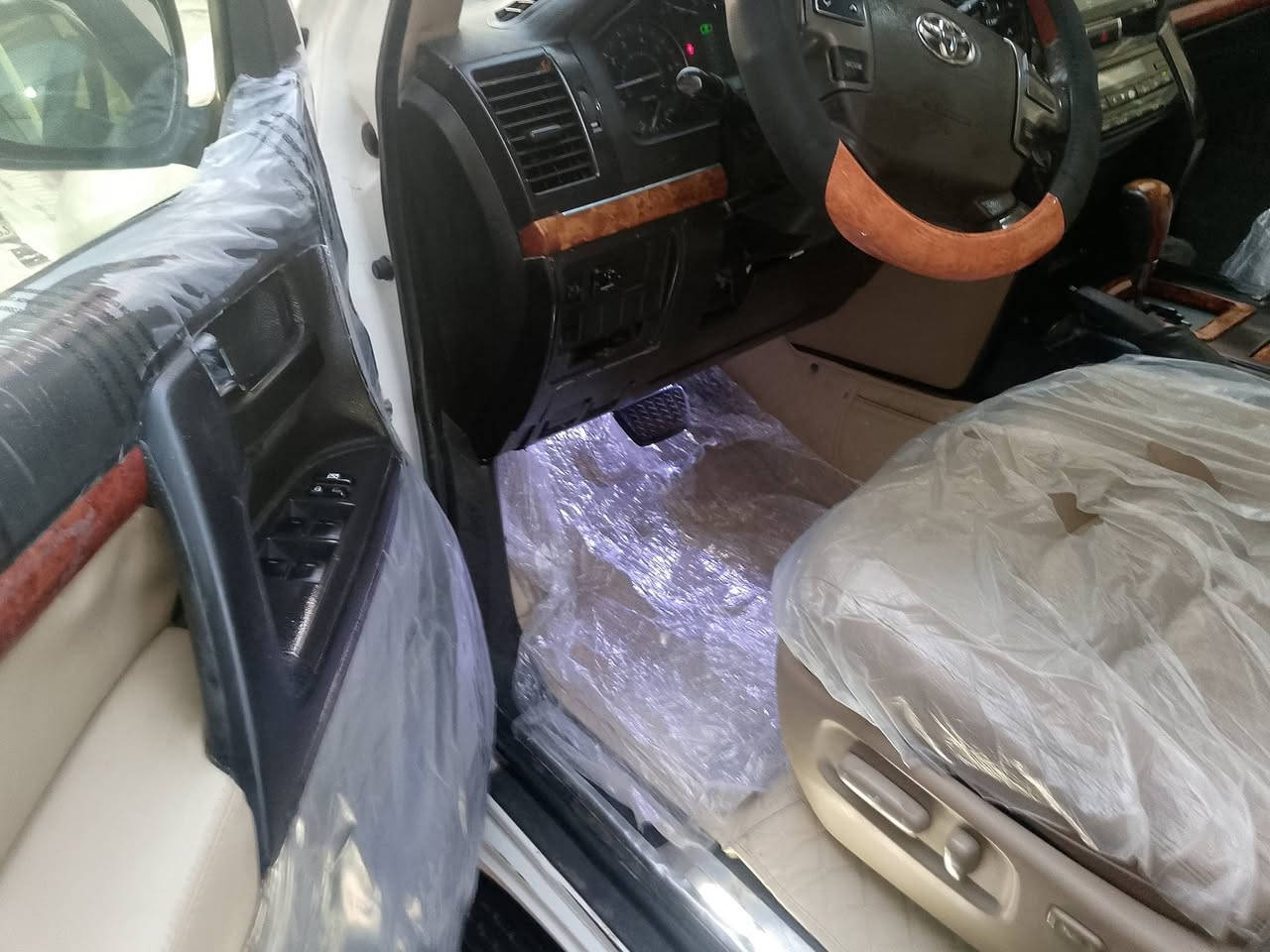 سلام عليكم فول مواصفات بيهه صبغ عام رقم الهاتف ***********
 لاندكروزر ٢٠١١ بسمي رقم بغداد ٨ سندر
