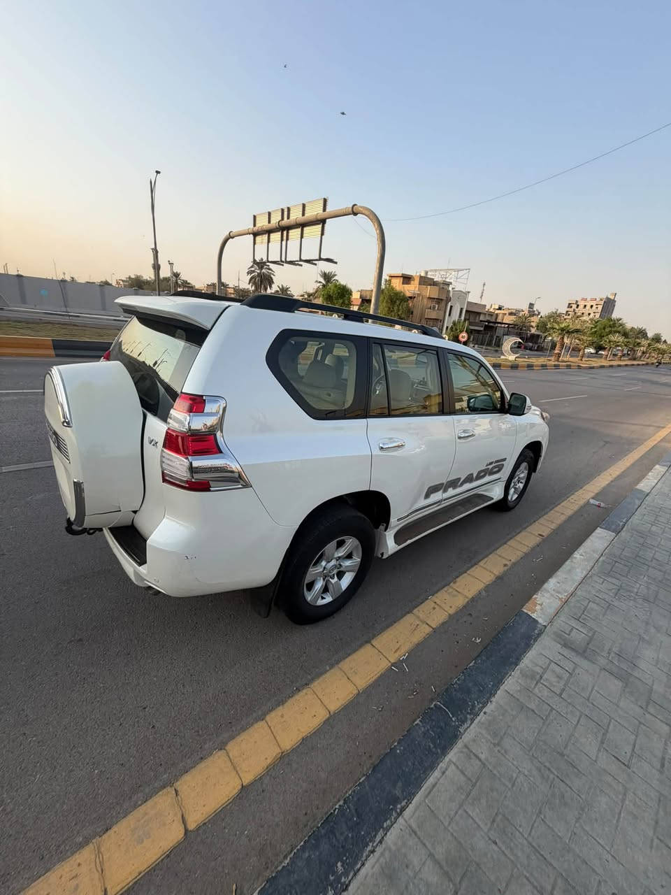 سلام عليكم  عندي برادو موديل 14. Vx. ماشيه 200 حقيقي بيها صندوق مفتوح وجاملخخ   بي  صبغ بضهر باب خلفي بجهه سايق مكاني بغداد شراي يتصل ***********
