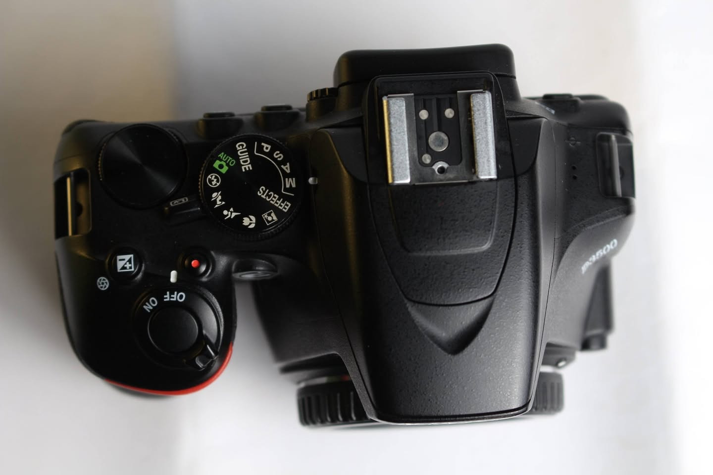 كاميرا Nikon d3500 للبيع فقط كاميرا تعتبر open box ملحقاته عدسة الاصلية رام 32 و بطارية و شاحنه و جنطة
كاميرا Nikon d3500 للبيع فقط كاميرا تعتبر open box ملحقاته عدسة الاصلية رام 32 و بطارية و شاحنه و جنطة مضادة للماء و صدمات السعر بالخاص ابيع بأعلى سعر نضافة الكاميرا الصور تحچي للتواصل ***********

نص مكتوب في الصور:
- D3500 Nikon DSLR Camera كاميرا DSLR خفيفة الوزن للبدء في عالم التصوير الاحترافي أهم المميزات خفيفة الوزن وسهلة الحمل جودة صورة عالية بألوان طبيعية وتفاصيل دقيقة وضع الإرشاد الذكي لتعلم التصوير بسهولة تصوير فيديو بدقة عالية 1080p توافقية مع عدسات Nikon F (مجموعة واسعة من العدسات) واجهة مستخدم بسيطة وسهلة الاستخدام أداء ممتاز في الإضاءة المنخفضة محتويات العلبة حزام الكتف كاميرا Nikon D3500 ( جسم فقط ) مواصفات الكاميرا نوع الكاميرا DSLR (أحادية العدسة العاكسة الرقمية) حساس الصورة APS-C (DX) CMOS بدقة 24.2 ميجابكسل معالج الصور EXPEED 4 نطاق حساسِية الضوء (ISO) 100 - 25600 (قابل للتوسيع حتى (51200) التصوير المتواصل حوالي 5 لقطات في الثانية (عند التصوير بصيغة (JPEG) نظام التركيز التلقائي 11 نقطة تركيز تلقائي (بما في ذلك نقطة نوع Cross) شاشة العرض شاشة LCD مقاس 3.0 بوصة (بدقة 921,000 نقطة) دقة الفيديو Full HD (1920x1080) بمعدل 60/50/30/25/24 إطاراً في الثانية منفذ الذاكرة SD / SDHC / SDXC (يوجد فتحة واحدة) البطارية EN-EL14a (تدوم حتى حوالي 1550 صورة لكل شنة) الوزن (مع البطارية والذاكرة) حوالي 415 غرام الأبعاد 70 × 97 × 124 مم Nikon