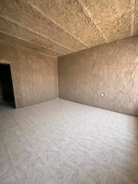 عندي هذه البيت بعلوة الفحل مساحة ٢٥٠ بي ثلاث غرف داخل وخارج غرفه يعني ...