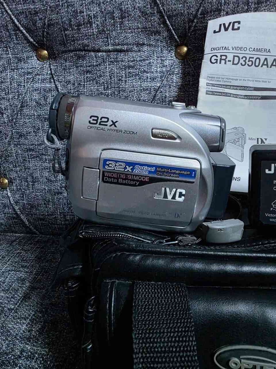 السلام عليكم كامرهJVC  كاسيت 4ملم عرض وتسجيل   تستقبل كاسيت بس تنطي بلي ما يأخذه كلشي موضع بل فديو كلش نضيف وياه جنطه كتلوك  شاحنه ب60الف التواصل***********
