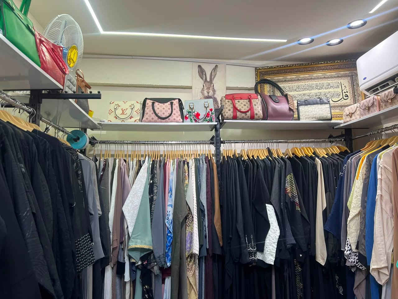 المحل البيع عبايات خليجيه شغال ميه بل ميه 
العنوان سوك الجنينه الاتصال ***********

