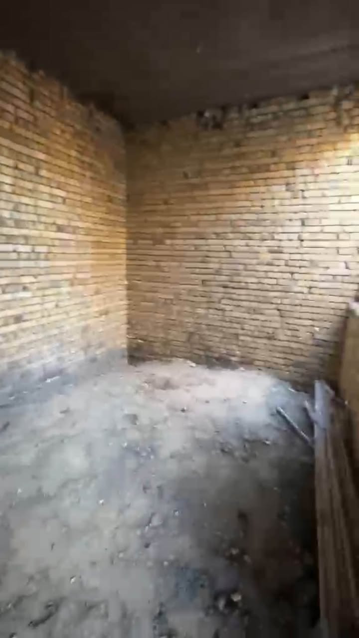معروض لدينا في المكتب بيت المساحة 100 م خلفي هيكل للبيع العنوان التضحية حي المالكي حي الكرامة مكان كلش حلو الدربونة متر وربع السعر 50 مليون مع المجال الإتصال على *********** ابو علي الاسدي قريب على المولد

