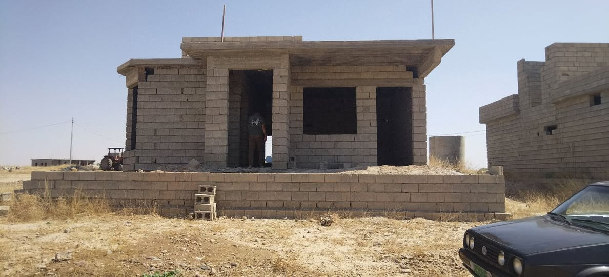 السلام عليكم

 بيت للبيع
الموقع: الحولي، ورا النقطة الحرارية، جيران إبراهيم القاضي والجامع… 

مساحة الأرض 400 متر، 

والبناء 170 متر… 

البيت بيه:  3 غرف نوم — اثنين جوه ووحدة فوك، حتى أهل البيت يتوزعون براحتهم 

 ربعة + مطبخ + صالة + مكعاد، يعني القعدة موجودة والچاي هم إله مكان 

مجمع صحيات كامل، والقساطل كلها موجودة… لا تخافون من سالفة «وين راح الحمام؟»

 والطابق الثاني كامل بس ينتظر الصب… يعني إذا تريد تزوج ابنك، لا تشيل هم، الغرفة الفوك جاهزة تنتظر العريس 

ماء وكهرباء واصلة

 والبيت على شارع عرضه 9 أمتار، مو زقاق تدخل السيارة وتطلع تدفعها 

📞 للاستفسار: ***********
