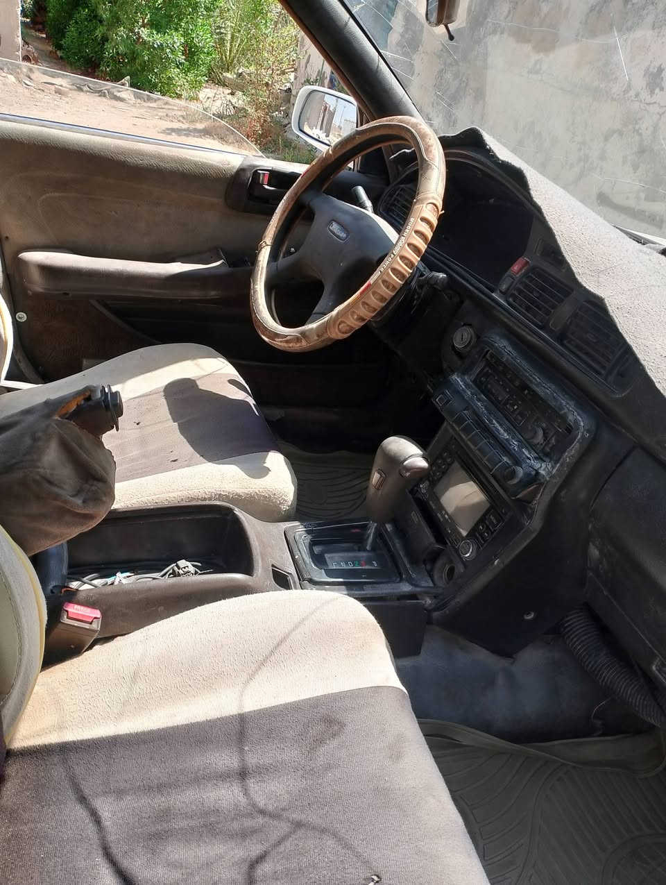 كالسلام عليكم كرسته للبيع موديل 93محرك وكير كفاله حداديه وسط تايرات جدد سياره جاهزه والكشر كدامك اتصال ***********
