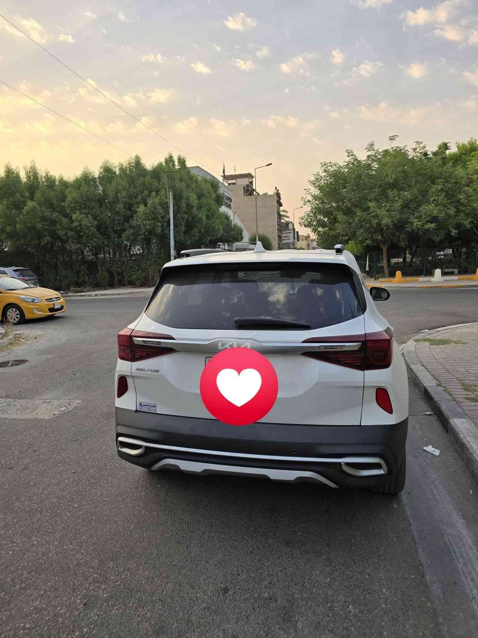 السلام عليكم.    🇮🇶🇮🇶🇮🇶
@كيا سليتوس.    موديل   2023. 
محرك 2000 دوش   
 ماشيه 59km  
رقم بغداد الجديد باسمي تحويل ثاني يوم
السياره وارد كندي حادث بسيط جدا بدون تبديل او صبغ بدون ايرباك 
كير محرك مكفول 
تخم تايرات جديد اصلي
باتري جديد 
سيارة جاهزه من كلشي والحمدلله
بصمه 
تشغيل عن بعد
تبريد قطعتين 
تدفئة كشنات
تدفئة ستيرين 
توقف ذاتي
اشاير بل مري
رادار جانبي
كار بلي 
رادار امامي
حساسات
كامره دواره عند رجوع
ثلاثه وضعيات (Sport/normal /smart)
*مثبت سرعه 
فور ويل 
مانع انزلاق
صور الحادثه مرفقها بل منشور 
مكانها بغداد 
 لايوجد ماسنجر 
رقم الهاتف ***********واتس اب  او اتصال

نص مكتوب في الصور:
- 37°C