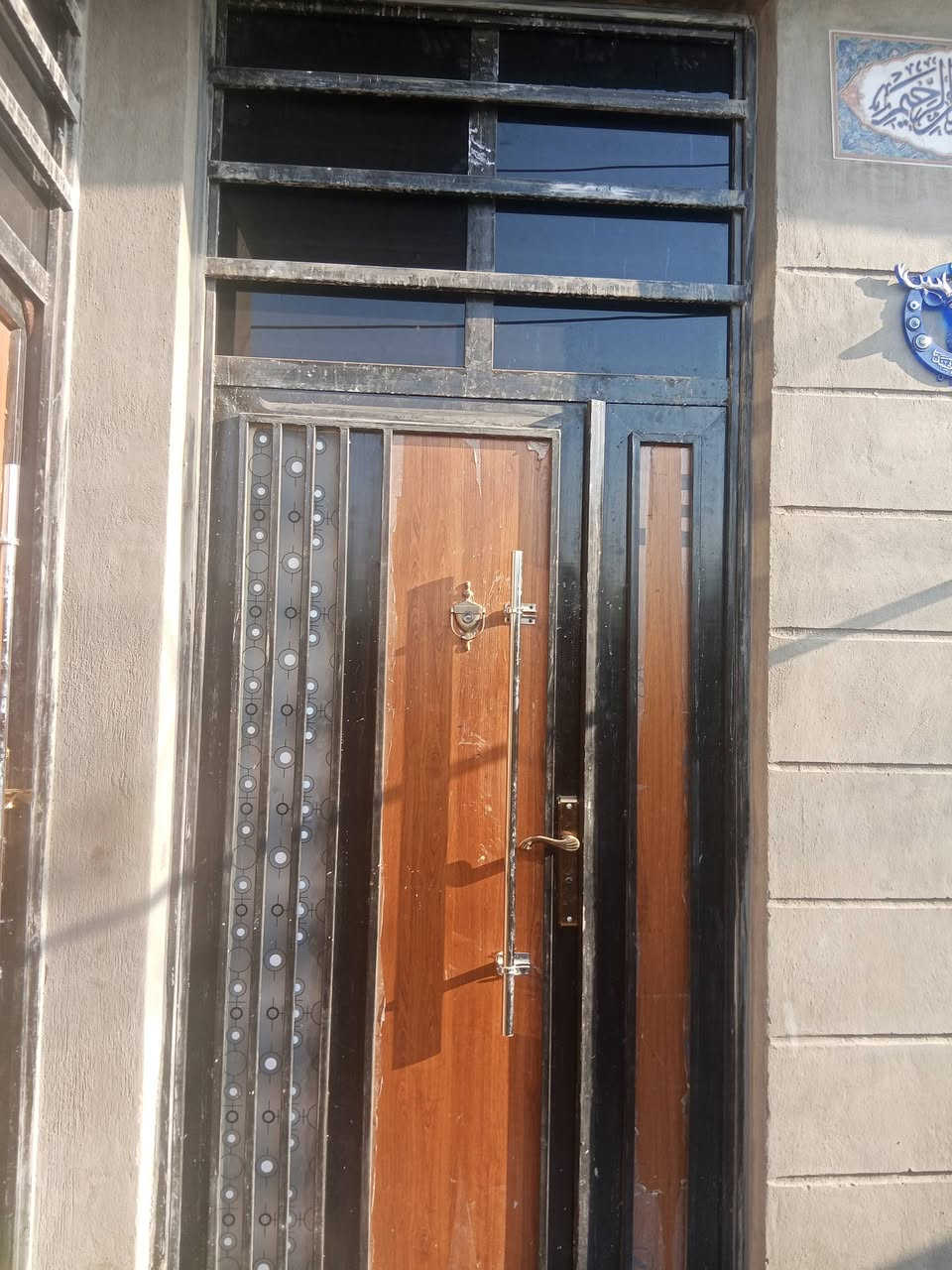 السلام عليكم بيت للبيع  مجمع لزهور موقع كلش راقي ع شارع   💯 متر مربع بناء حديث طابقين. طابوك خدمات كامله طابو  سند 25 تحويل مباشر لسعر 130 بي مجال *********** البيت يبعد ع شارع العام 80 متر و ع شارع المنطقه صاير يعني تبليط بالباب
