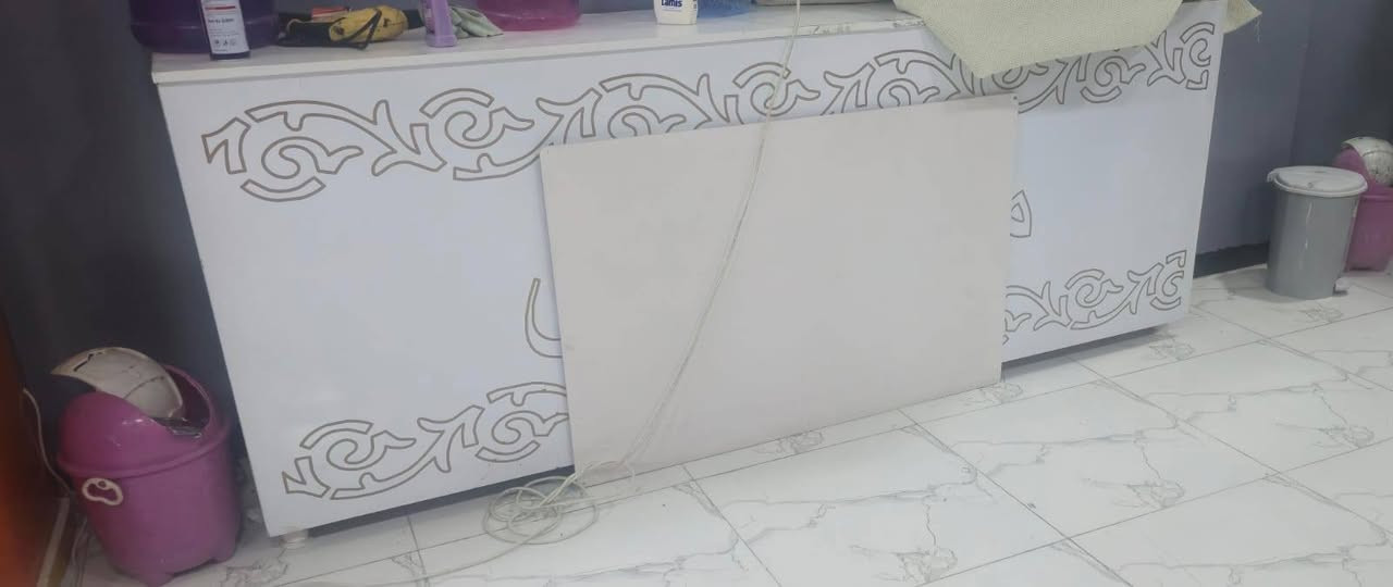 مكتب وكراسي • مكتبة • للبيع