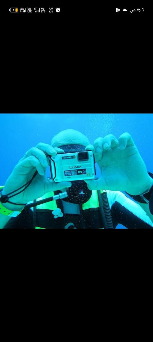 كاميرا Panasonic Lumix DMC-FT3 هي من شركة Panasonic اليابانية 🇯🇵
📷 المواصفات الأساسية
الدقة: 14.1 ميغابكسل فعليًا.
المستشعر: CCD بحجم 1/2.33 بوصة.
أقصى دقة للصور: 4320 × 3240.
نوع الكاميرا: مدمجة Compact.
ألوان الصور: 4:3 و3:2 و16:9. �
Panasonic +١
🔭 العدسة والتقريب
تستخدم عدسة LEICA DC VARIO-ELMAR، وهي من أبرز نقاط قوة الكاميرا.
زوم بصري: 4.6×
البعد البؤري المكافئ: 28–128mm
فتحة العدسة: F3.3–F5.9
زوم رقمي: 4×
تقريب Intelligent Zoom يصل إلى 6×
يوجد Power O.I.S. لتثبيت الصورة بصريًا.
التصوير القريب يصل إلى 5 سم عند استخدام الزاوية الواسعة. �
Panasonic
🌊 مقاومة الماء والصدمات
وهذه أهم ميزة في FT2:
مقاومة للماء حتى 10 أمتار.
يمكن استخدامها تحت الماء لمدة تصل إلى 60 دقيقة وفق شروط الشركة.
مقاومة للغبار.
مقاومة للسقوط من ارتفاع يصل إلى 2 متر.
مقاومة للتجمّد حتى -10°C. �
ManualZilla +١🎥 الفيديو
تسجل فيديو HD 720p وليس Full HD:
1280 × 720
AVCHD Lite
تصل إلى 60p في وضع AVCHD Lite، مع خرج المستشعر 30 إطار/ثانية.
وتدعم أيضًا Motion JPEG.
يوجد HDMI Mini لعرض الفيديو والصور على شاشة متوافقة. �
Panasonic
🖥️ الشاشة
الحجم: 2.7 بوصة
النوع: TFT LCD
الدقة: حوالي 230 ألف نقطة
تغطية الصورة: حوالي 100%.
يوجد وضع Power LCD لتحسين الرؤية في الخارج. �
Panasonic
🌙 التصوير في الإضاءة الضعيفة
حساسيتها:
ISO 80 / 100 / 200 / 400 / 800 / 1600
وفي وضع High Sensitivity يمكن أن تصل إلى ISO 6400، لكن جودة الصورة تقل بشكل واضح عند رفع ISO بسبب صغر حساس CCD. �
Panasonic
وتحتوي على أوضاع كثيرة، منها:
تصوير ليلي
بورتريه
رياضة
غروب
طعام
أطفال
حيوانات
ألعاب نارية
سماء مليئة بالنجوم
بانوراما
تصوير تحت الماء
Beach & Surf
Snow
High Dynamic
High Sensitivity
⚡ التصوير المتتابع
يوجد وضع تصوير سريع يصل إلى حوالي 10 صور/ثانية في وضع السرعة، لكن بدقة منخفضة تبلغ حوالي 3 ميغابكسل. كما يوجد التصوير المتتابع العادي بحوالي 1.8 صورة/ثانية. �
Panasonic
🔋 البطارية
تستخدم بطارية:
Lithium-ion 3.6V / 940mAh
وعمر البطارية الرسمي حوالي 360 صورة وفق معيار CIPA. �
Panasonic
💾 الذاكرة
تحتوي على ذاكرة داخلية حوالي 40MB، وتدعم:
SD
SDHC
SDXC
وأفضل شيء استخدامها مع بطاقة SD حديثة بسعة مناسبة. �
Panasonic
📏 الحجم والوزن
أبعادها تقريبًا:
99.3 × 63.1 × 24.3 ملم
والوزن:
حوالي 167 غرامًا للجسم فقط.
حوالي 188 غرامًا مع البطارية وبطاقة الذاكرة. �
السعر 100.000 مع التوصيل لكافه محافضات العراق رقمي راسلني واتساب وتدلل ***********
