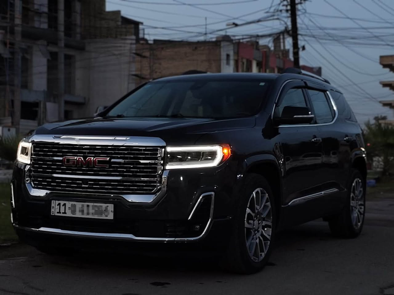 للبيع: جمس أكاديا دينالي 2023 (GMC Acadia Denali) – قمة الفخامة والأداء
الموديل: 2023
​الفئة: دينالي (Denali) – الفئة الأولى
اللون : فحمي ميتاليك رصاصي غامق  لون مميز 
​نظام الدفع: دفع كلي بجميع العجلات (AWD)
​خمس مودات للقيادة 
​المحرك: 6 سلندر (V6) بسعة 3.6 ليتر (أقوى وأهدأ محرك في فئته)
​الكير: أوتوماتيكي من 9 سرعات بنظام نقل مريح 
​الشكل الخارجي: شبك "دينالي" الكروم المميز + إضاءة LED بالكامل (أمامية وخلفية).
​الداخلية: مقاعد جلد فاخرة ومطرزة بشعار Denali.
​الراحة والتبريد: مقاعد أمامية كهربائية مزودة بنظام تبريد وتسخين + تسخين لمقاعد الصف الثاني.
​السعة: مقاعد مريحة للغاية لون بيجي. تتسع حتى 6-7 ركاب (مقاعد كابتن في الصف الثاني).
​فتحة السقف: بانوراما مزدوجة (Dual-Sky).
​الباب الخلفي: كهربائي يفتح بالقدم (Hands-Free).
​التقنيات والنظام الصوتي
​شاشة العرض: إسقاط البيانات على الزجاج الأمامي (Head-Up Display).
​النظام الترفيهي: شاشة لمس بحجم 8 بوصات تدعم Apple CarPlay و Android Auto لاسلكياً.
​النظام الصوتي: نظام فاخر من شركة Bose المحيطي (8 مكبرات صوت).
​عجلة قيادة جَلد مجهزة بخاصية التدفئة وأزرار تحكم كاملة.
​أنظمة السلامة ومساعدة السائق
​كاميرات رؤية محيطية 360 درجة + حساسات ركن أمامية وخلفية.
​رادار تثبيت السرعة التكيفي (Adaptive Cruise Control).
​نظام الكبح التلقائي في حالات الطوارئ.
​نظام الحفاظ على المسار والتنبيه عند الخروج منه.
الحادث : جاملغ  جهة اليمين مبدل جديد 
السياره بدون ايرباك 
المسافه المقطوعه :17000 ميل 
​للتواصل والاستفسار:
📞 رقم الهاتف: ***********
📍 الموقع: بغداد
