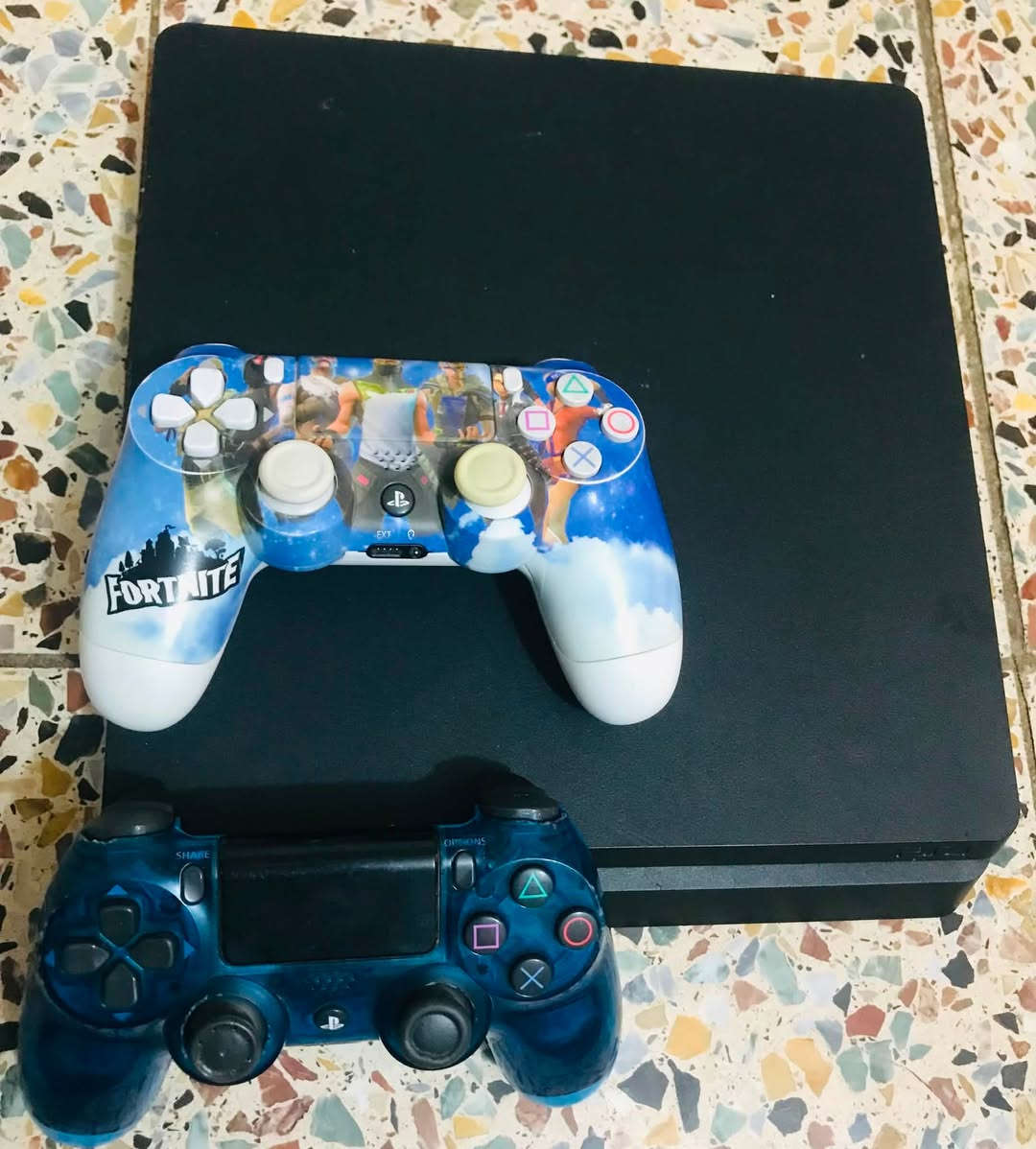 PS4 slim
بلادي لوك ستيكر نظيف جدا
مهكر نظام12.50 جدا مستقر 
500GB
الملحقات 
واير كهرباء، HD
ألعابه 
Pes21
Fc26
Gta5
Need for speed
Eldenren
Pes2007
جوستك عدد اثنين اصلي وتجاري (التجاري الكير الايمن برادله تصليح فقط) 
المكان بغداد رصافة
***********
السعر ٣٢٠ الف مجاله جدا بسيط
