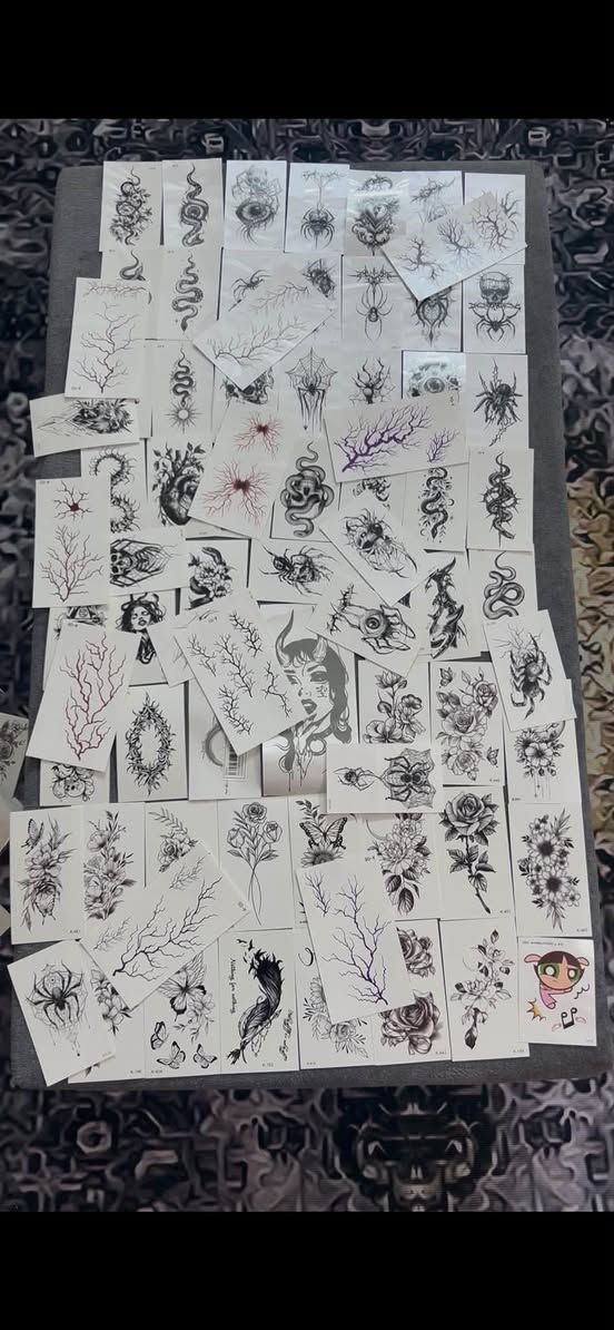 السلام عليكم وشم مؤقت سعر الدرزن ب8 يحتوي علـى 22 نوع وشم رجالي ونسائي يدوم من اسبوع الى اسبوعيـن انواع واشكال مميزه 🤍
جمله & مفرد 
لتواصل : ***********

